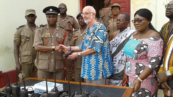 Walkie-Talkie-Spende in Ghana &uuml;bergeben